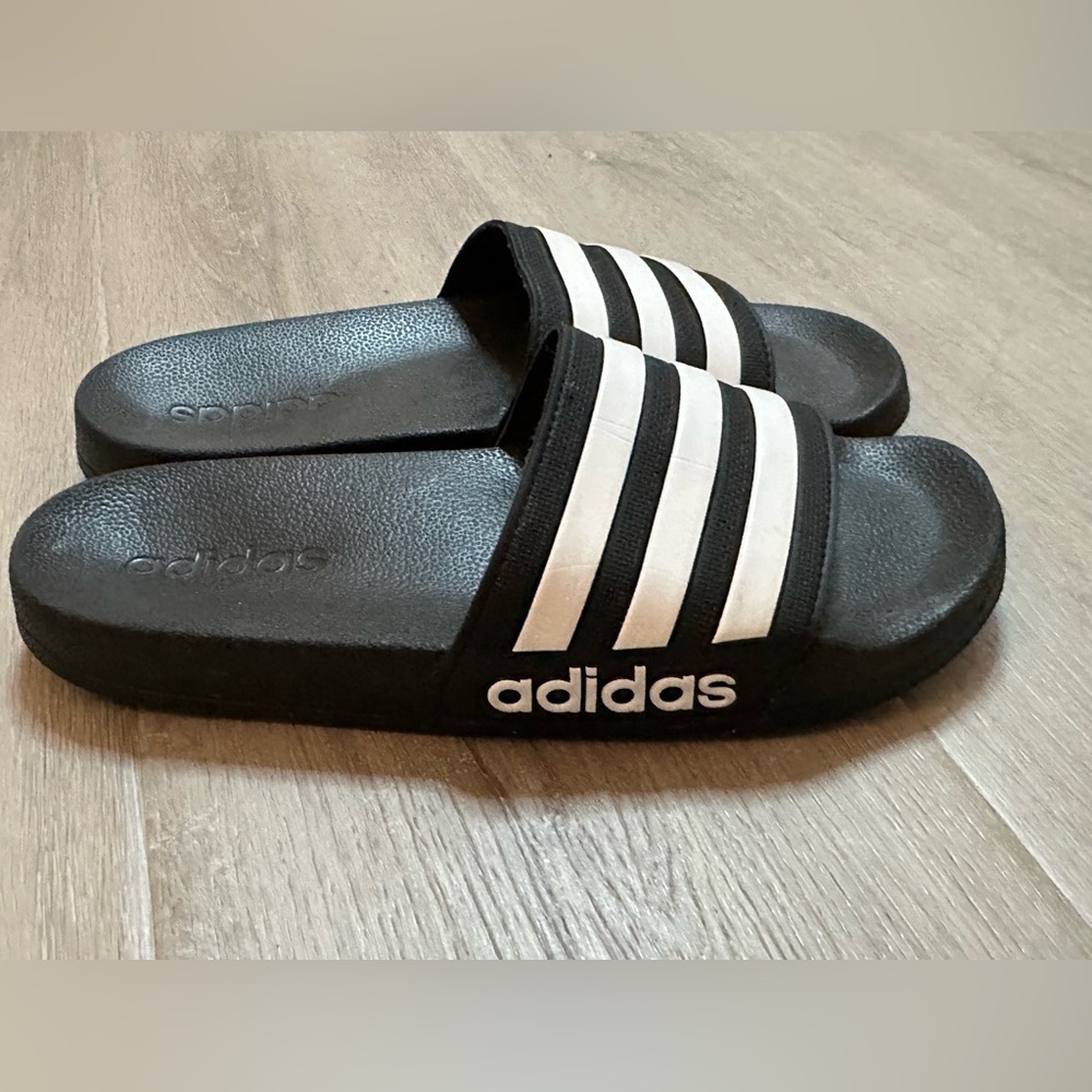 NWOT ADIDAS Girls Sliders size 4 Black and white - Picture 4 of 10